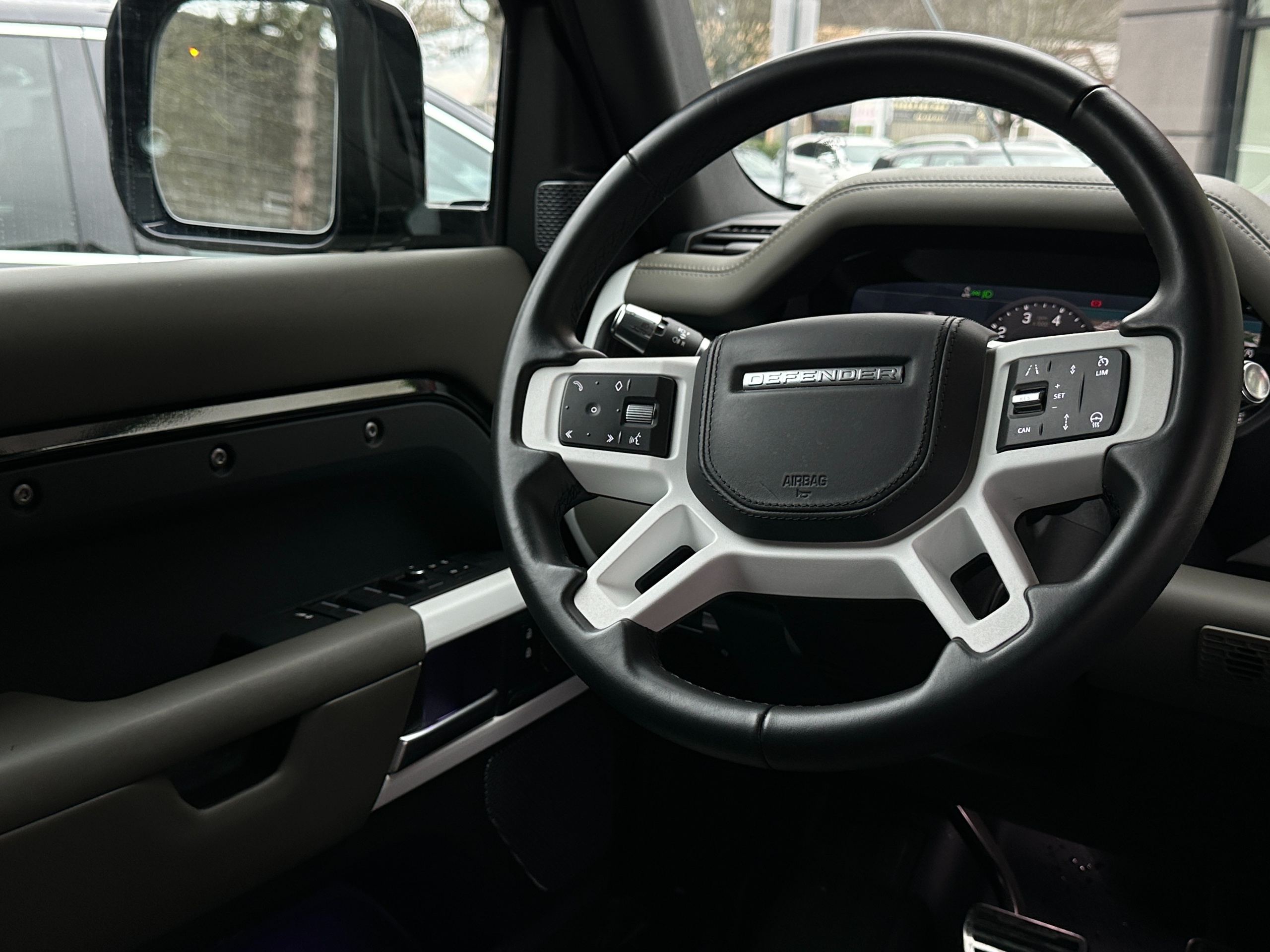 2020 Land Rover Defender - Image 12