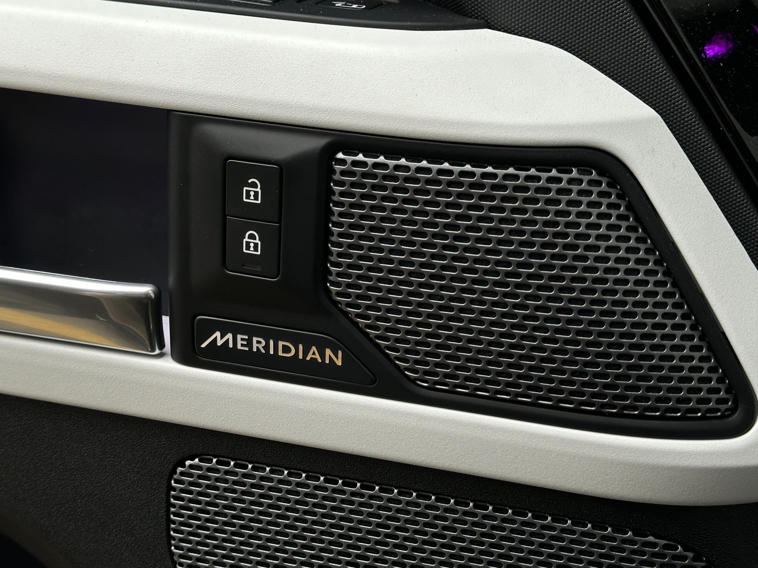 2020 Land Rover Defender - Image 16