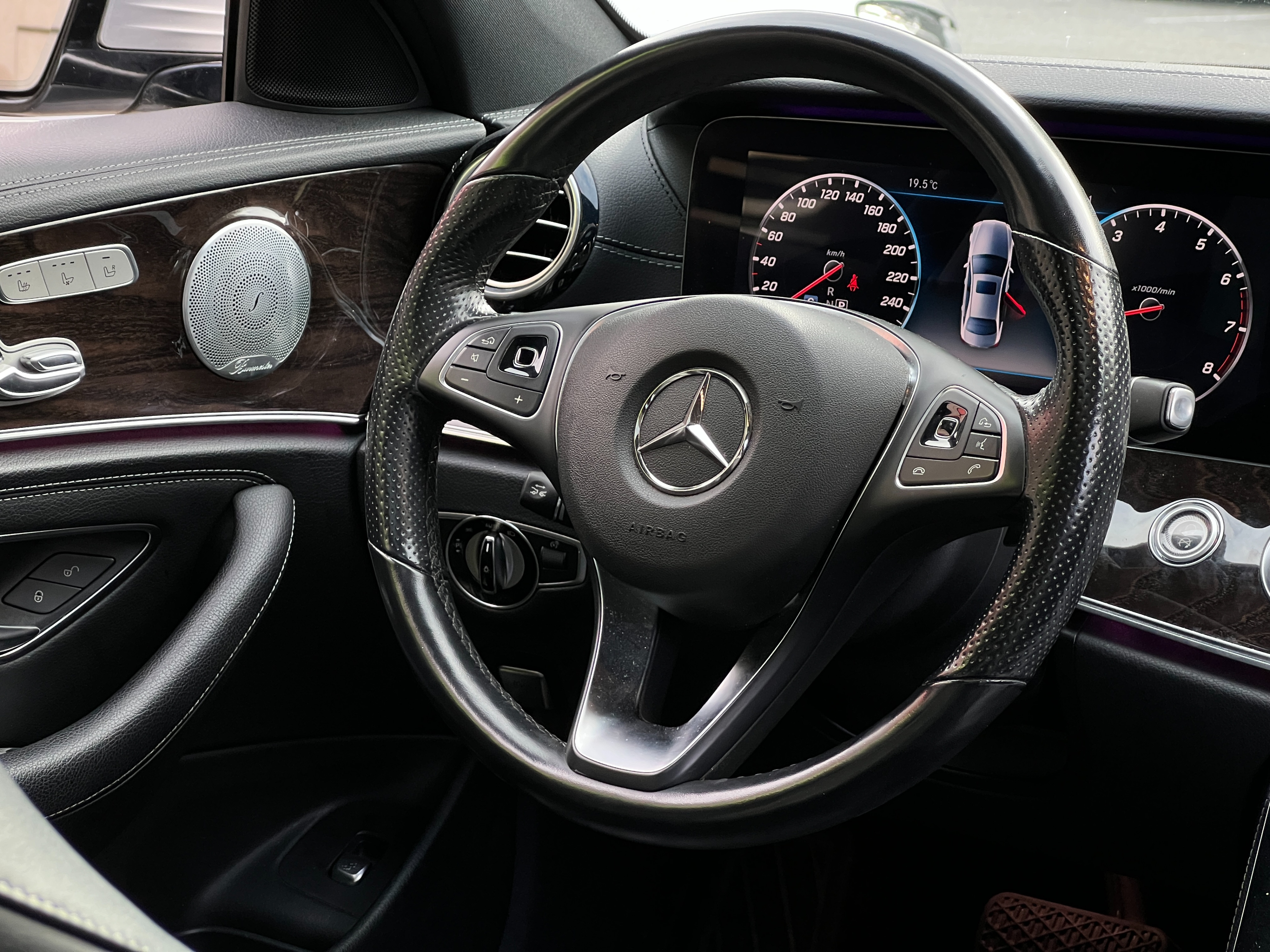 2018 Mercedes-Benz e400 4matic - Image 9