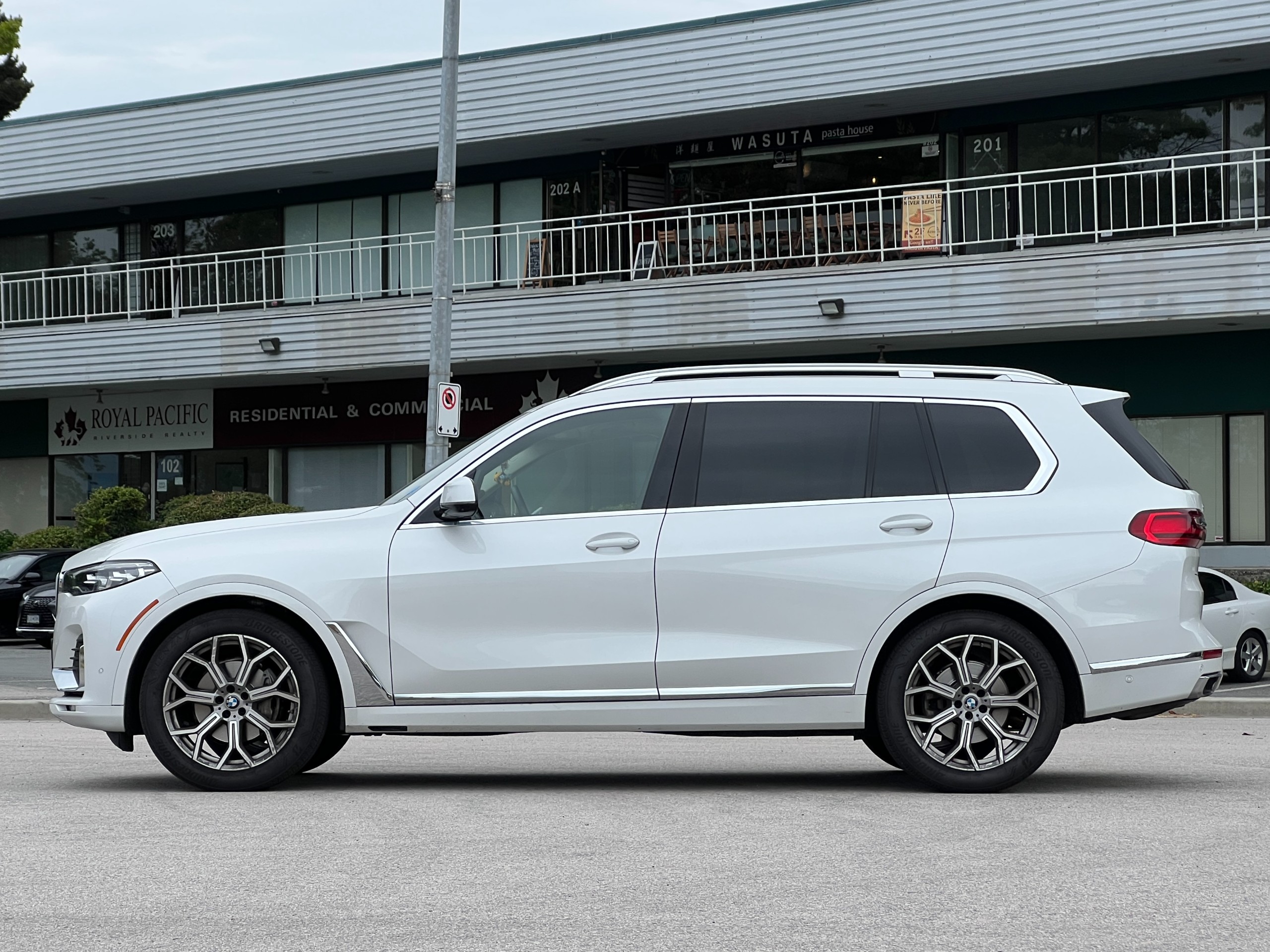 2022 BMW x7 xdrive40i |No accident | BC Local | 6 seater - Image 4