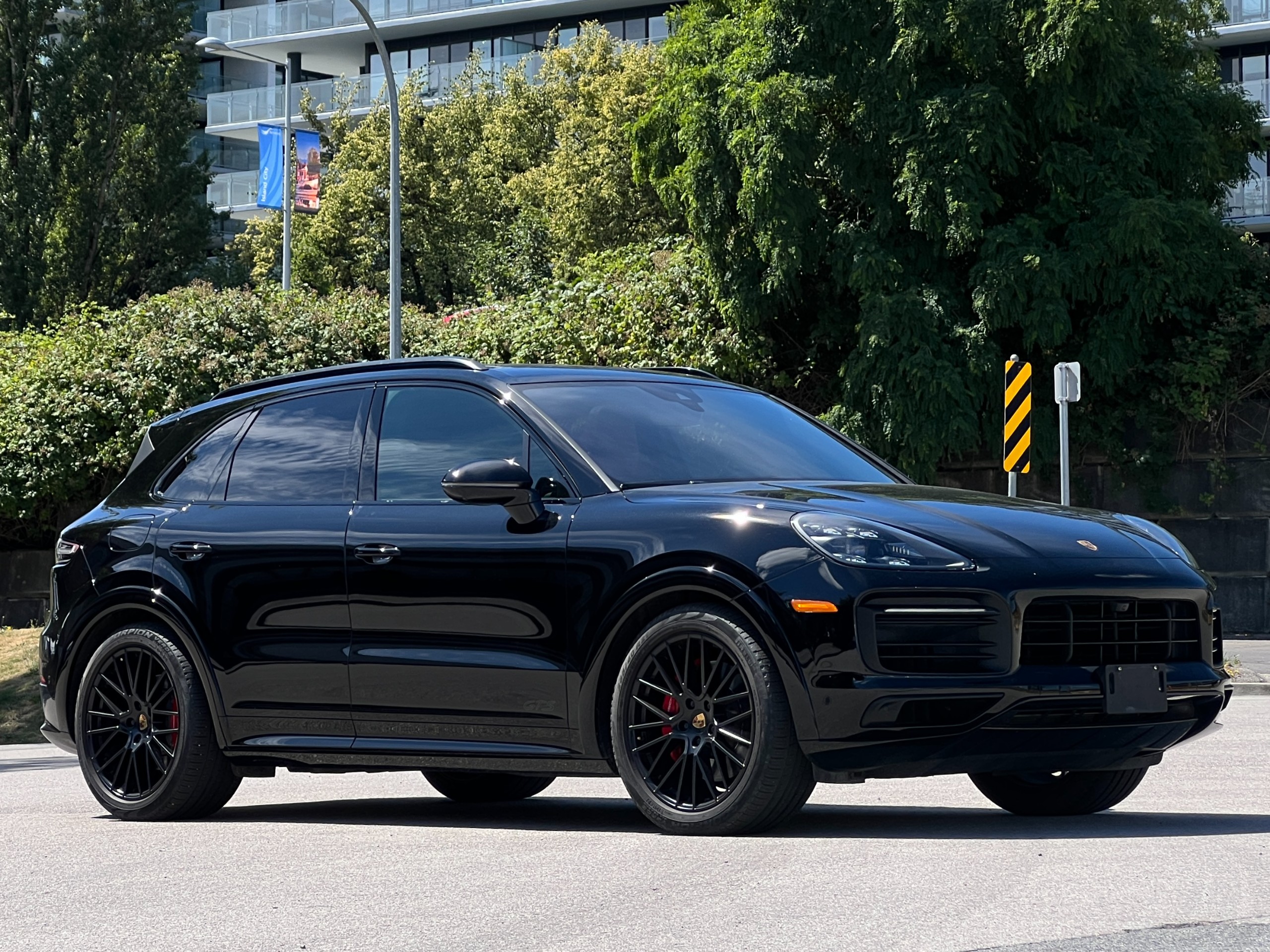 2022 Porsche cayenne gts |No accident - Image 2