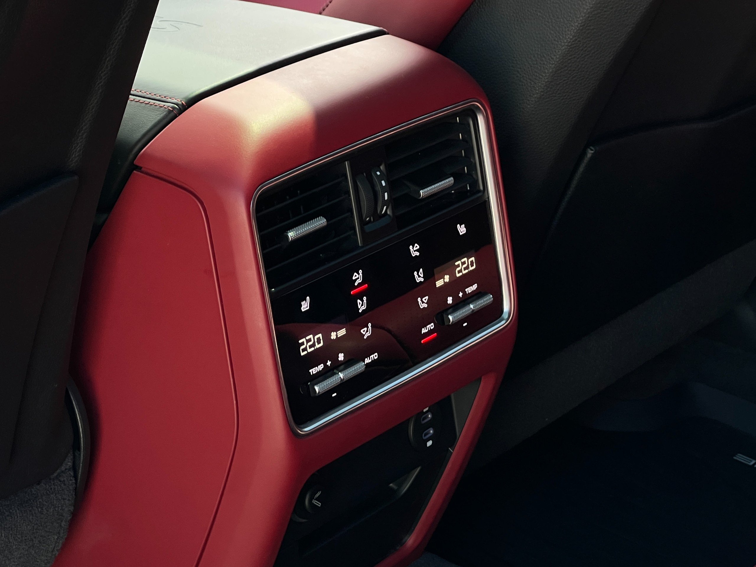 2022 Porsche cayenne gts |No accident - Image 18