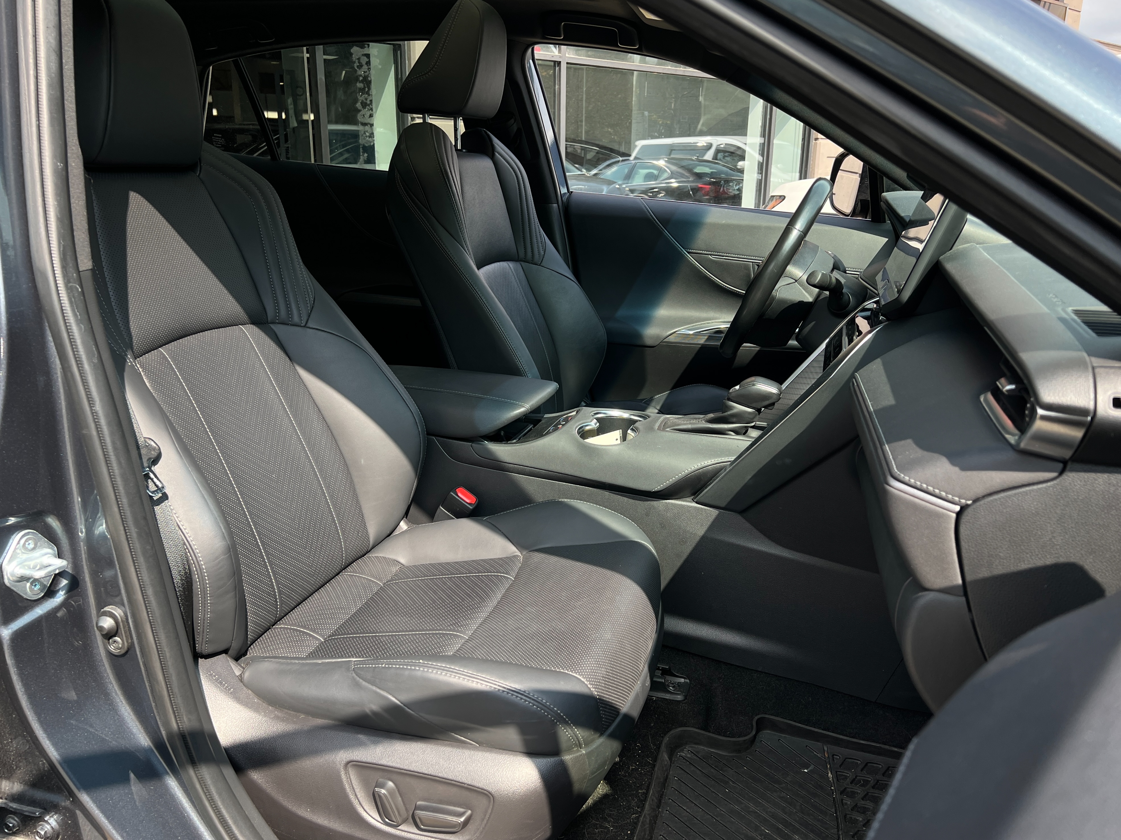 2021 Toyota Venza Limited hybrid - Image 13