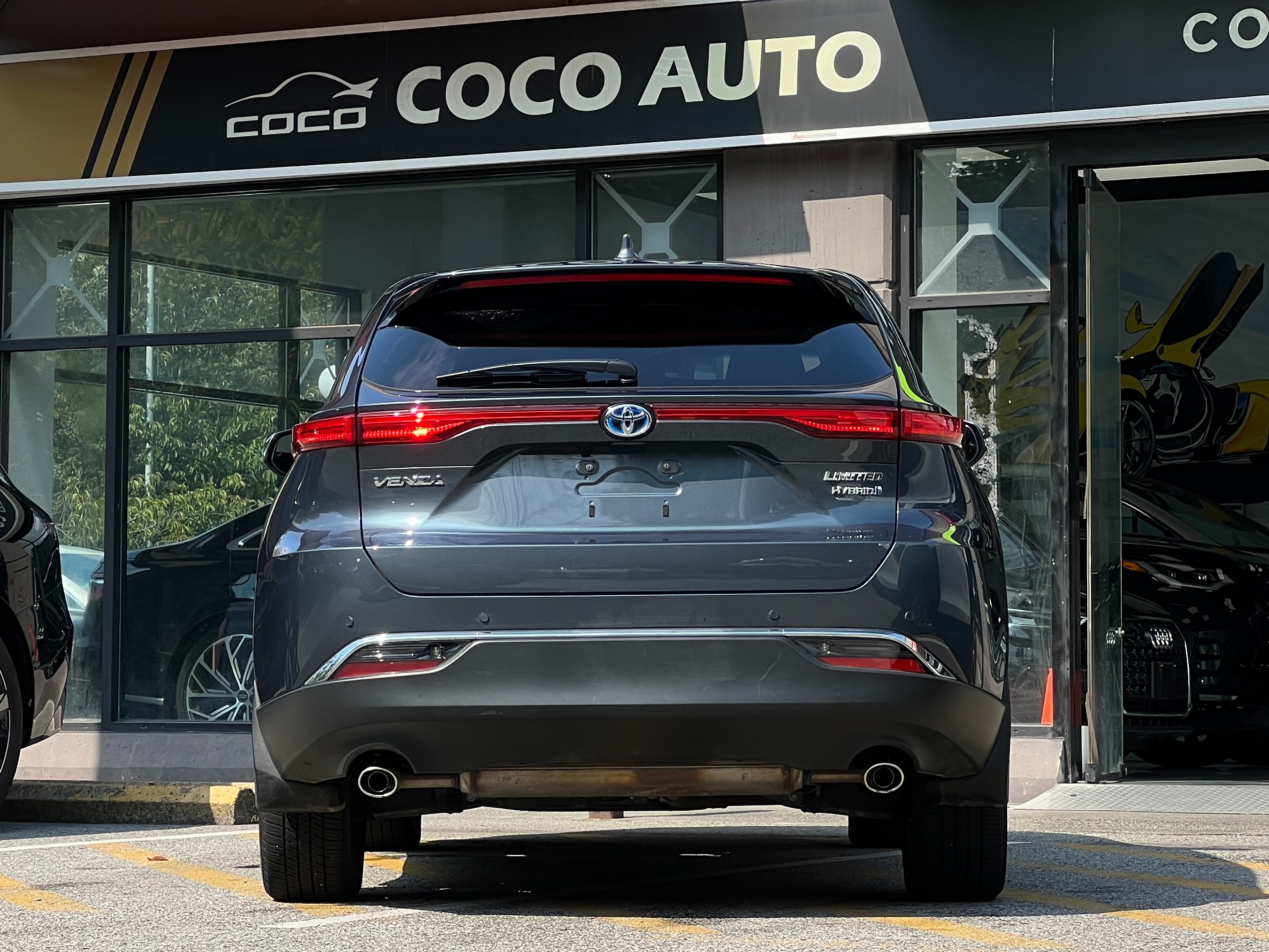 2021 Toyota Venza Limited hybrid - Image 5