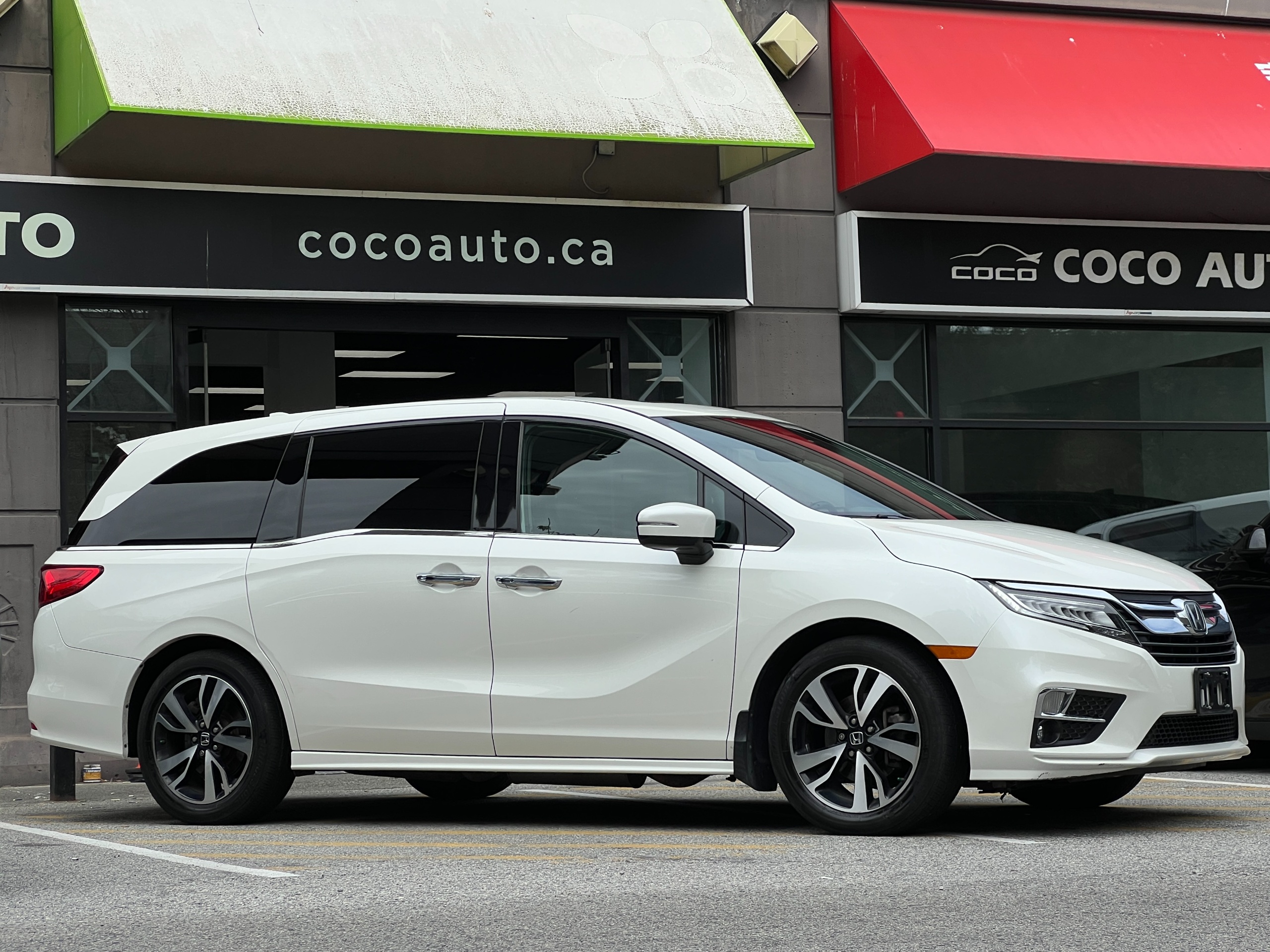 2019 Honda Odyssey Touring - Image 2