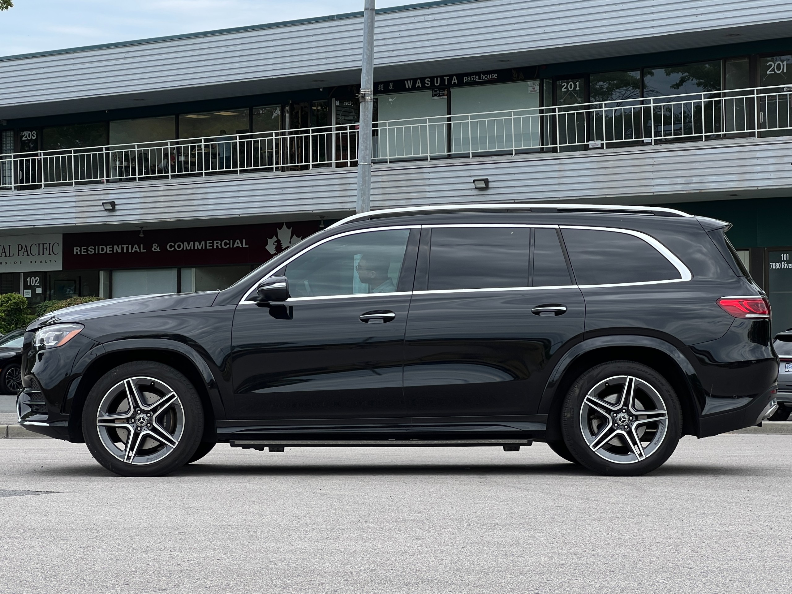 2023 Mercedes-Benz GLS450 |7 seater | No accident | BC Local - Image 4