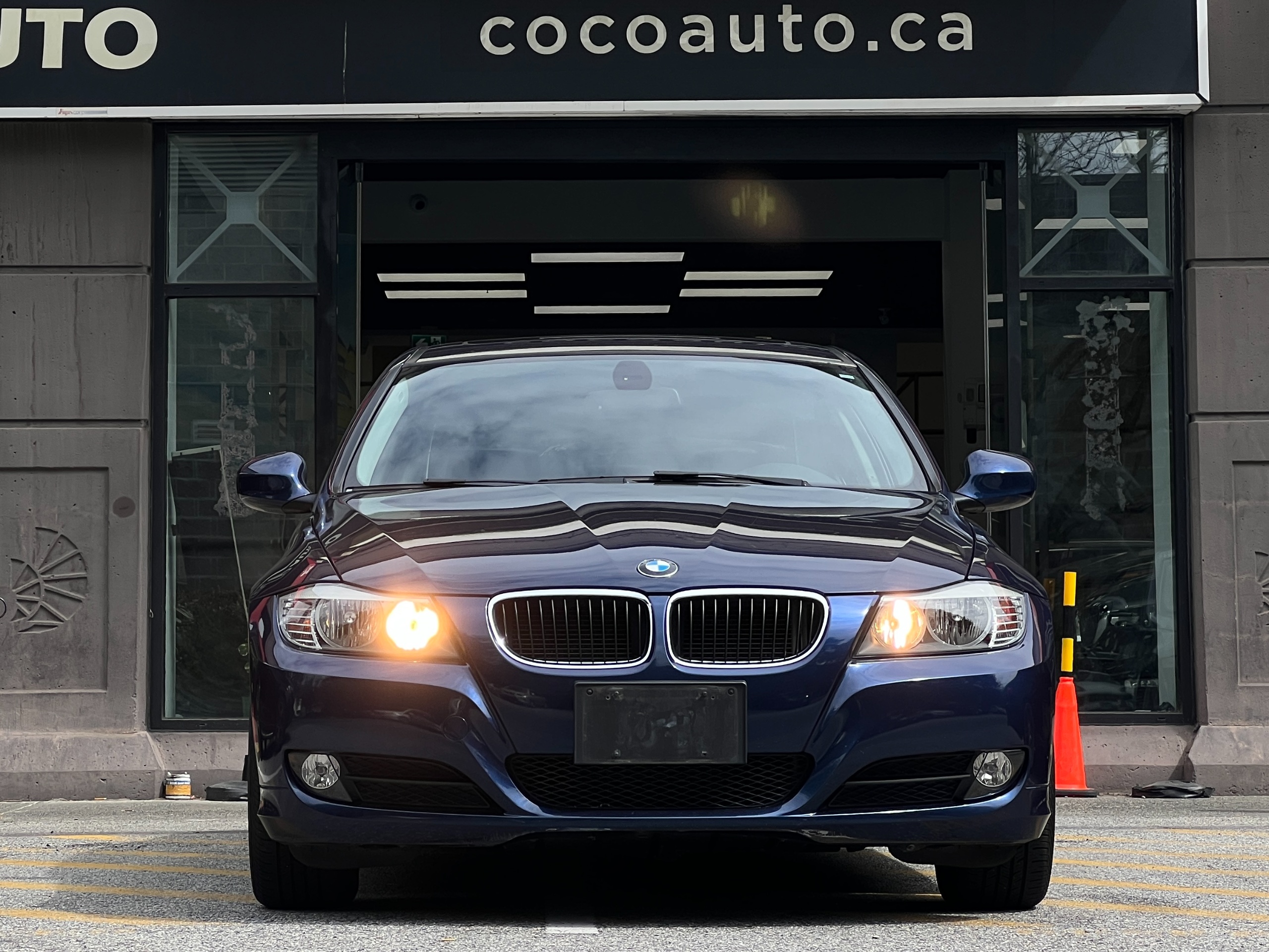 2011 BMW 323i - Image 2