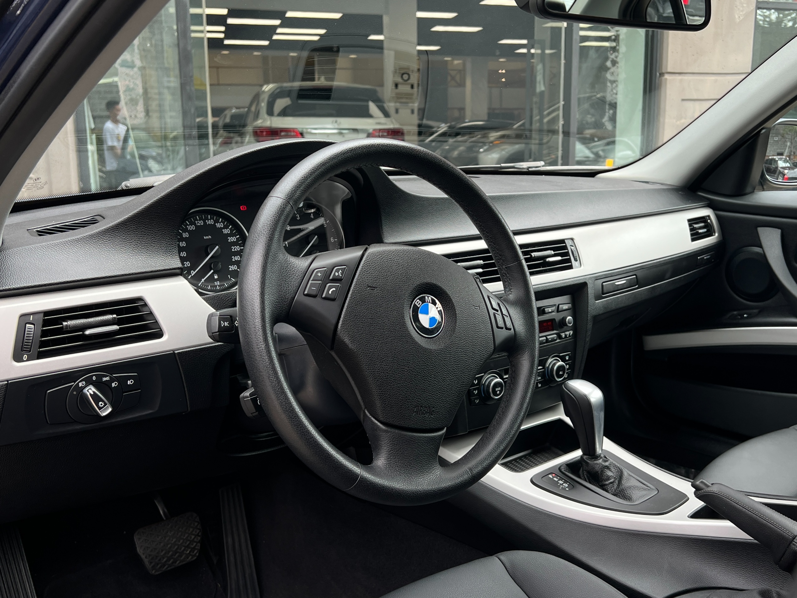 2011 BMW 323i - Image 8