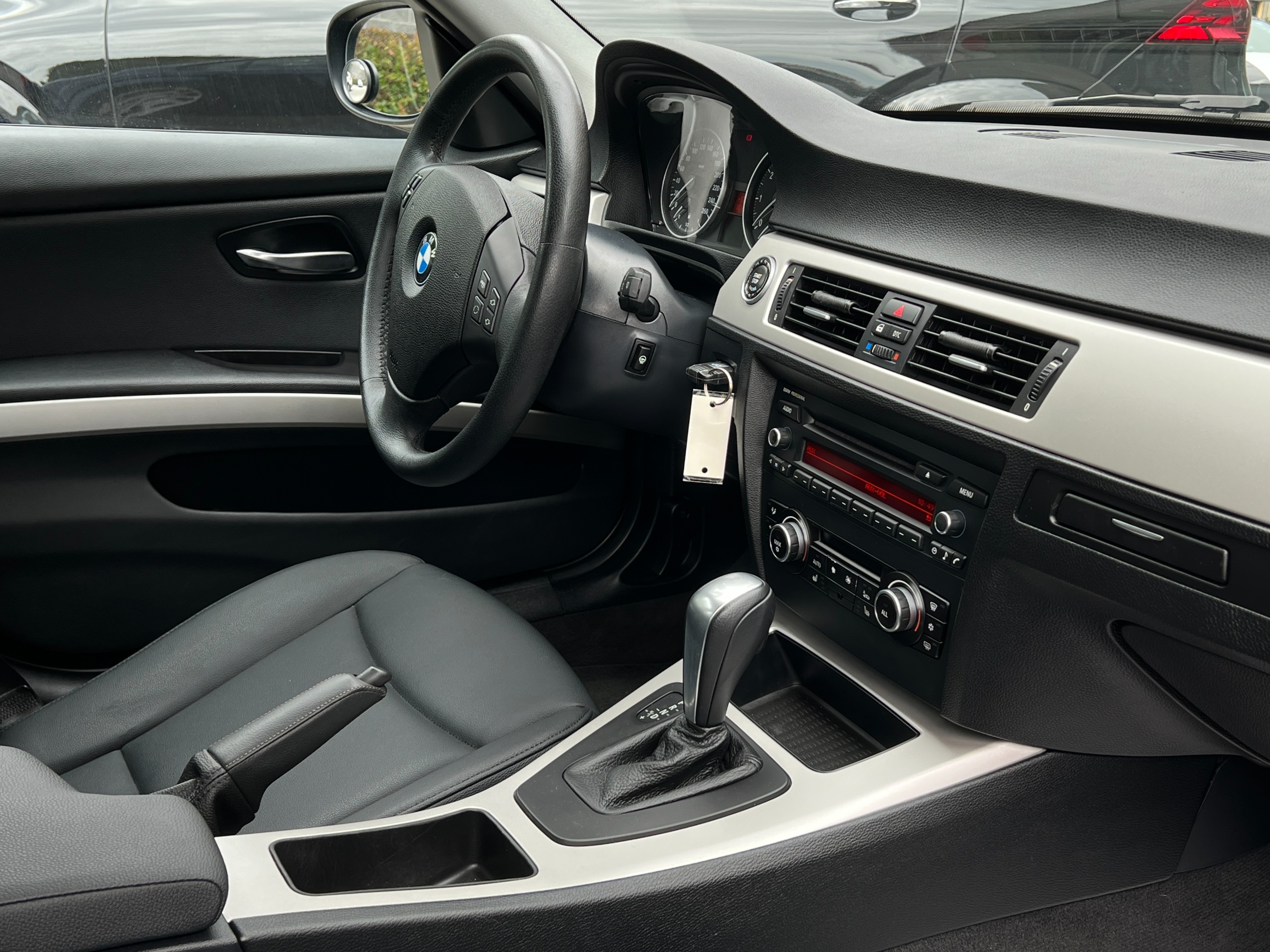2011 BMW 323i - Image 10