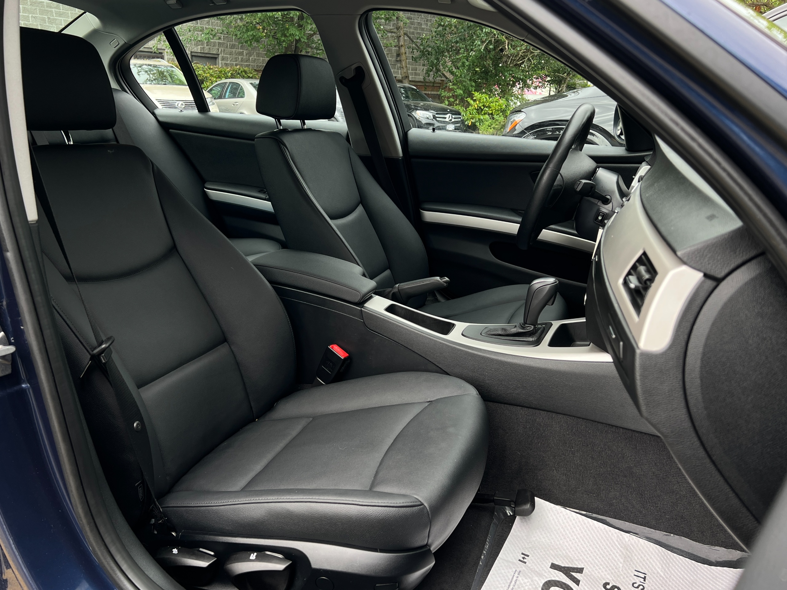 2011 BMW 323i - Image 11