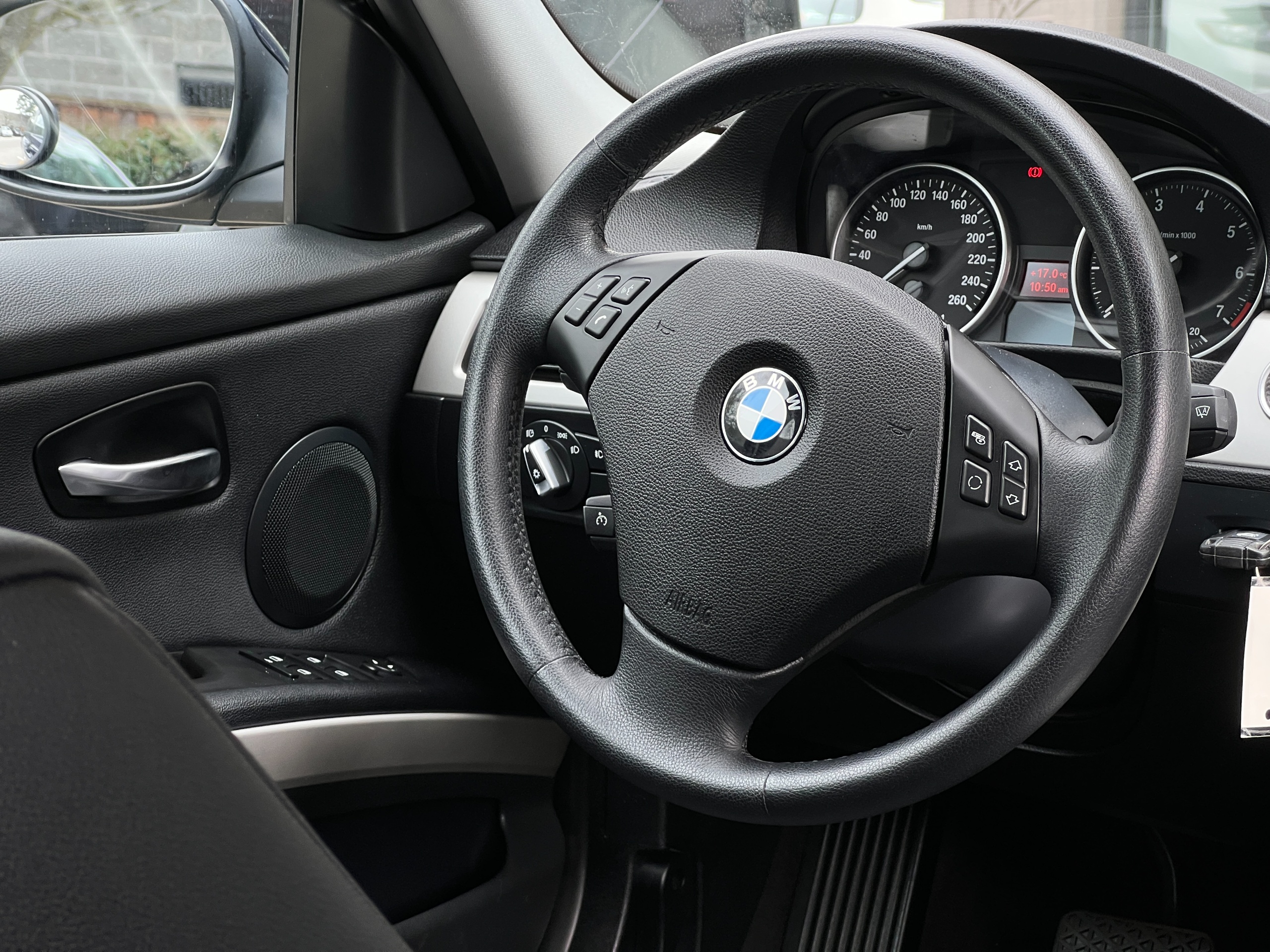 2011 BMW 323i - Image 13