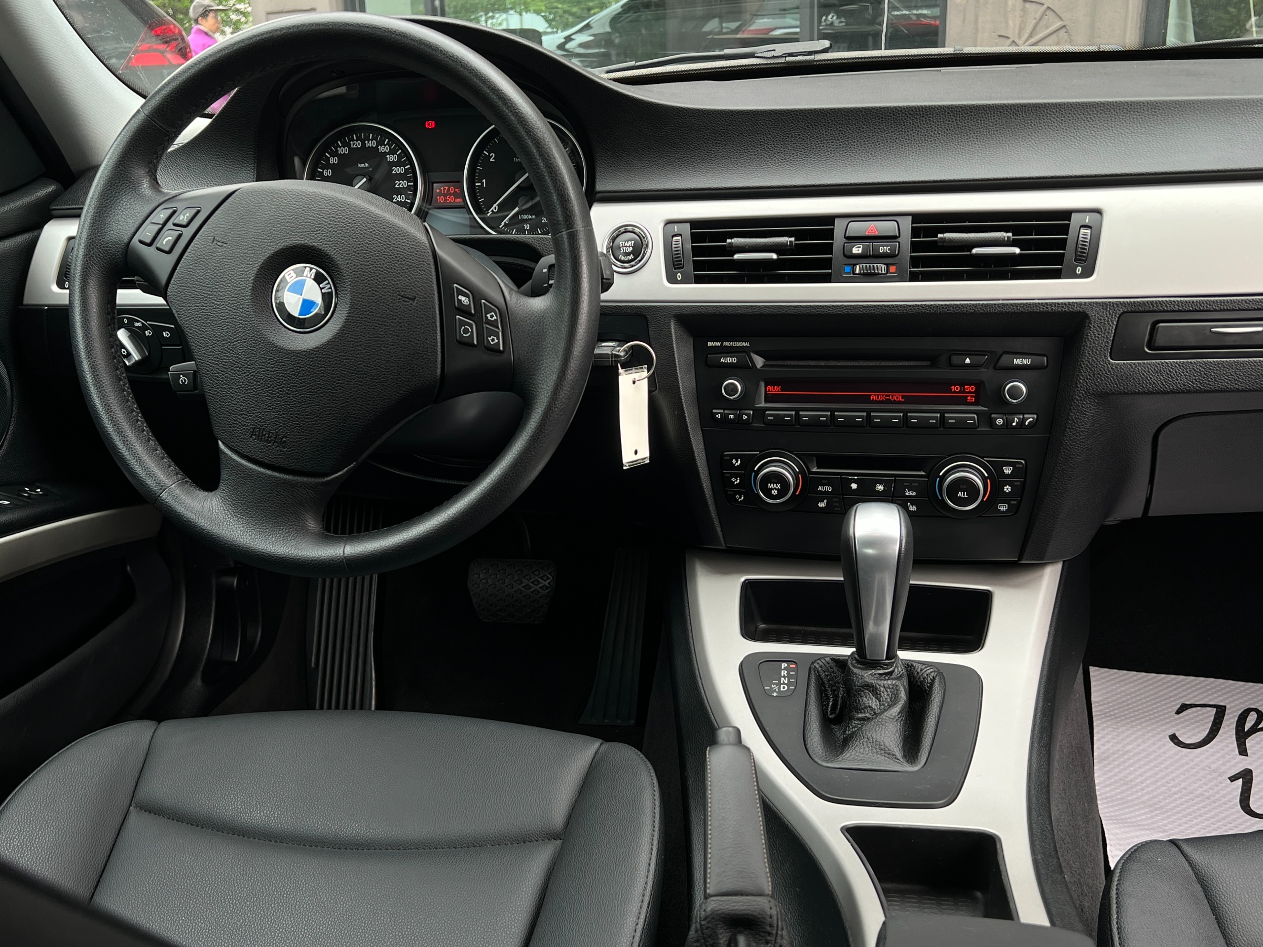 2011 BMW 323i - Image 14
