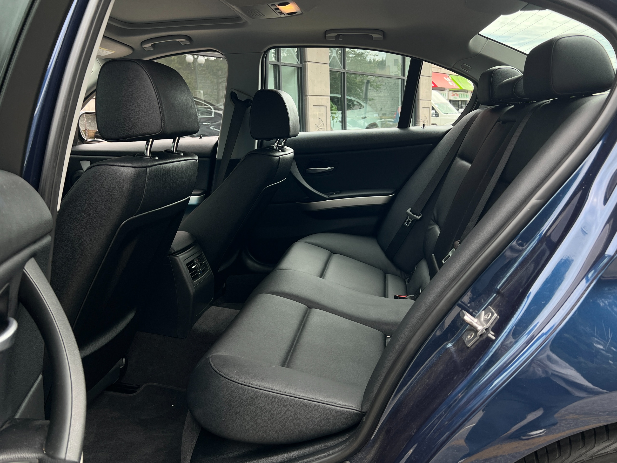 2011 BMW 323i - Image 15
