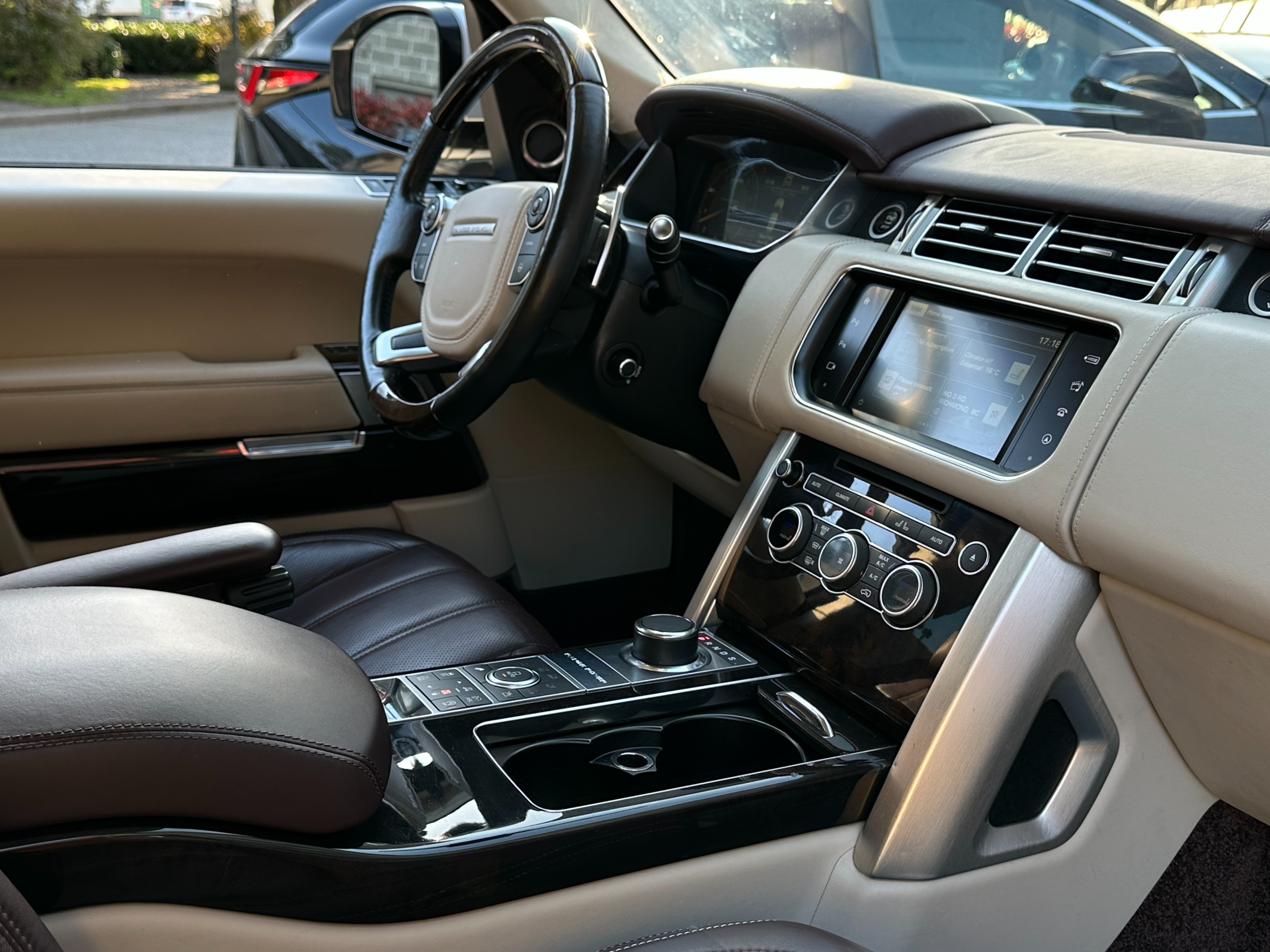 2016 Land Rover Range Rover - Image 13